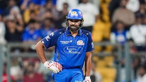 Will Rohit Sharma Bat Again after getting Retired Hurt in MI vs RCB IPL 2026 Match? What Happened to India Star?