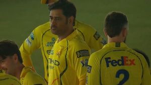 MS Dhoni wears CSK Jersey First Time in IPL 2026, joins Team Mid-Match - This is The Reason!