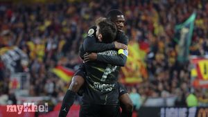Paris Saint-Germain Secure Fifth Ligue 1 Title As Kvaratskhelia And Mbaye Seal Win Over Lens