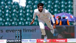 WATCH: Shaheen Afridi In Spotlight For Alleged Ball Tampering In BAN vs PAK 1st Test At Sher-e-Bangla Stadium