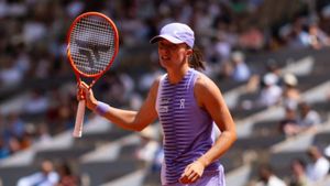 French Open 2026: Iga Swiatek downs compatriot Magda Linette, enters round four