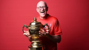 Virat Kohli Leads Emotional RCB Farewell As Long-Time Physio Evan Speechly Bids Goodbye After 18 Years