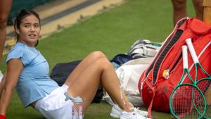 Raducanu withdraws from Wimbledon due to stress fracture