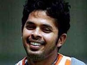 അമ്പയര്‍ക്ക് നേരെ കൈയ്യടി; ശ്രീശാന്തിന് പിഴ