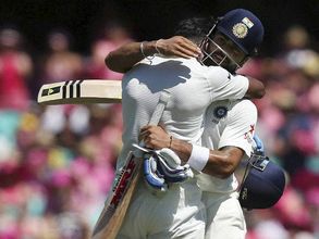 കോലി 140*, ഇന്ത്യ ഫോളോ ഓണ്‍ ഒഴിവാക്കുന്നു
