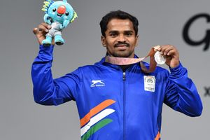 കോമണ്‍വെല്‍ത്ത് ഗെയിംസില്‍ ഇന്ത്യയ്ക്ക് ആദ്യ മെഡല്‍; ഭാരോദ്വഹനത്തില്‍ വെള്ളി