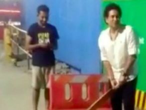 ആരവങ്ങളില്ല, അവര്‍ക്കു മുന്നില്‍ മാസ്റ്റര്‍ ബ്ലാസ്റ്റര്‍ വീണ്ടും ബാറ്റേന്തി, വീഡിയോ