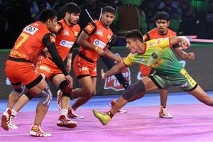 പ്രോ കബഡി ലീഗ്; ചാമ്പ്യന്മാരെ വീഴ്ത്തി ബെംഗളുരു, പൂണേരി പള്‍ട്ടാനും വിജയം