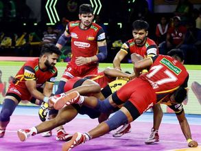 പ്രോ കബഡി ലീഗ്; തെലുഗ് ടൈറ്റന്‍സിന് അഞ്ചാം തോല്‍വി, ചാമ്പ്യന്മാര്‍ക്ക് ജയം
