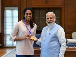 ലോക ചാമ്പ്യനായ സിന്ധു പ്രധാനമന്ത്രിയുമായി കൂടിക്കാഴ്ച നടത്തി; 10 ലക്ഷം രൂപയുടെ ചെക്കും കിട്ടി