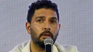 ഒരോവറില്‍ ആറു സിക്‌സര്‍... എലൈറ്റ് ക്ലബ്ബിലേക്കു കാര്‍ട്ടറെ സ്വാഗതം ചെയ്ത് യുവി, ഇനിയത് ചെയ്യണം
