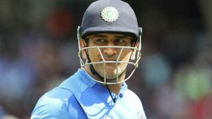 ഗംഭീറാണ് ശരി! ധോണിയെ എങ്ങനെ ടീമിലെടുക്കും? ആഭ്യന്തര ക്രിക്കറ്റില്‍ കളിക്കണമായിരുന്നു- മുന്‍ താരം