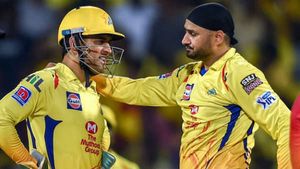 ധോണി മുമ്പ് നാണംകുണുങ്ങി, എപ്പോഴും മുറിക്കകത്ത് അടച്ചിരിക്കും!! മാറിയത് അതിനു ശേഷം- ഭാജി