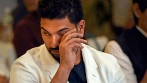 യുവിയെ ചതിച്ചു, പിറകില്‍ നിന്നു കുത്തി! ഒന്ന് ധോണി, മറ്റൊരാള്‍ കോലിയെന്നു പിതാവ്