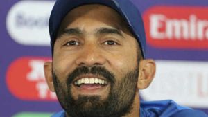 ഹാപ്പി ബെര്‍ത്ത്‌ഡേ കാര്‍ത്തിക്- അരങ്ങേറ്റം ധോണിക്കും മുമ്പ്! അച്ഛനും ക്രിക്കറ്റര്‍... ഇവ അറിയണം