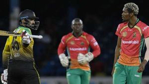 CPL 2020: ഔട്ടായതില്‍ ദേഷ്യം, കീമോ പോളിന് നേരെ ബാറ്റുവീശി ആസിഫ് അലി
