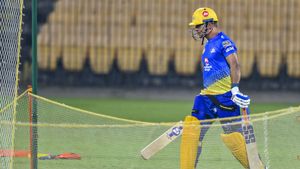 IPL 2020: ഗ്രൗണ്ടിന്റെ എല്ലാ വശത്തേക്കും സിക്‌സറടിച്ച് ധോണി! സിഎസ്‌കെ ആരാധകര്‍ ഹാപ്പി
