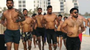 IPL: കോലിയുടെ അഭ്യര്‍ഥന വിഫലം, ബീച്ചില്‍ ആര്‍മാദിച്ച് പഞ്ചാബ് ടീം! വീഡിയോ കാണാം