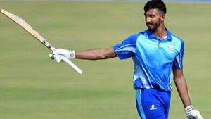 IPL 2020: അടുത്ത യുവരാജ്! മൂന്നു ഫോര്‍മാറ്റിലും അരങ്ങേറ്റത്തില്‍ ഫിഫ്റ്റി- ദേവ്ദത്തിന് പ്രശംസ