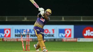 IPL 2020: ദേ വീണ്ടും നരെയ്ന്‍, കാര്‍ത്തിക് എന്തുകൊണ്ട് ഇതാവര്‍ത്തിക്കുന്നു? ട്രോള്‍