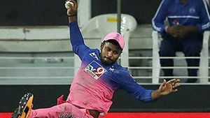 IPL 2020: കമ്മിന്‍സിനെ മടക്കിയ സഞ്ജുവിന്റെ സൂപ്പര്‍ ക്യാച്ച്- തലയടിച്ച് വീണു! രക്ഷപ്പെട്ടു