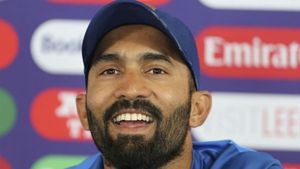 ഐപിഎല്‍: കാര്‍ത്തിക്കിനെ മാറ്റി ആ ഇംഗ്ലീഷ് താരത്തെ ക്യാപ്റ്റനാക്കണം, കംപ്ലീറ്റ് പിഴച്ചെന്ന് ആരാധകര്‍