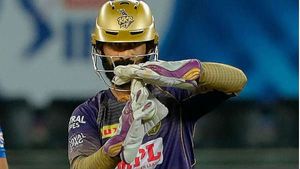 IPL 2020: കളിയാക്കിയവരെ കൈയിലെടുത്ത് ഡികെ, ഒറ്റ ഇന്നിങ്‌സ് കൊണ്ട് ഹീറോ- അഭിനന്ദനം