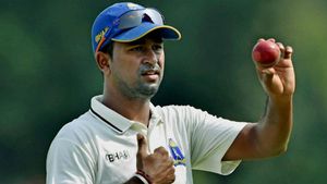 IPL 2020: ചിന്നസ്വാമിയിലാണെങ്കില്‍ കളി മുടങ്ങും, കോലിയുടെ ആ തീരുമാനത്തിനെതിരെ മുന്‍ താരങ്ങള്‍