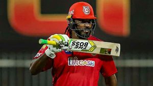 IPL 2020: ഡിവില്യേഴ്‌സും റസ്സലുമില്ല, ആ റെക്കോര്‍ഡ് യൂണിവേഴ്‌സ് ബോസിന്, ബൗളര്‍മാര്‍ വിറച്ചത് 7 തവണ!!