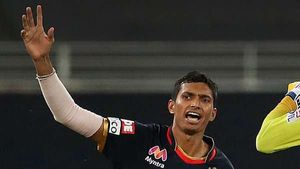 IPL 2020: കോലിയെ കുറ്റം പറഞ്ഞു, പിന്നാലെ കിട്ടി ഗംഭീറിന് 'കരണത്ത് അടി', സെയ്‌നിയുടെ വക!