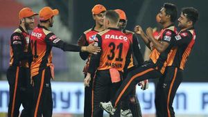 IPL 2020: ഡല്‍ഹിക്കു പിറകെ ആര്‍സിബിയും കൊമ്പുകുത്തി- പ്ലേഓഫ് പോര് കിടിലന്‍ ക്ലൈമാക്‌സിലേക്ക്