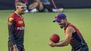 IPL 2020: നരെയ്‌ന് പകരം ദിനേഷ് കാര്‍ത്തിക് കെകെആറിനായി ഓപ്പണ്‍ ചെയ്യണം: മദന്‍ ലാല്‍