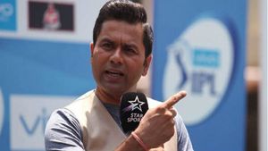 IPL 2020: ആര്‍സിബിക്കുള്ളത് ഒറ്റ പ്രശ്‌നം, അവര്‍ ഫ്‌ളോപ്പായാല്‍ ടീം തകര്‍ന്നെന്ന് ആകാശ് ചോപ്ര