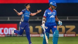 IPL 2020: ബാറ്റു ചെയ്യാന്‍ മറന്നു, ഡല്‍ഹിയെ 'ചുരുട്ടിക്കൂട്ടി' ബുംറ — മുംബൈ ഫൈനലില്‍