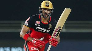 IPL 2020: ബുംറ, പാണ്ഡ്യ പോലും ക്ലിക്കാവാന്‍ സമയെടുത്തു, പക്ഷെ ദേവ്ദത്ത് വേറെ ലെവലെന്നു കോച്ച്