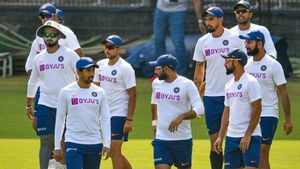 Ind vs Aus: ടീം ഇന്ത്യ താമസിക്കുന്നതിന് അരികിലെ ഗ്രൗണ്ടില്‍ വിമാനം തകര്‍ന്നുവീണു! സംഭവം കളി നടക്കവെ