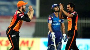 IPL 2020: ഷാര്‍ജയില്‍ 'സണ്‍റൈസ്', ചാമ്പലായി ചാംപ്യന്‍മാര്‍- എസ്ആര്‍എച്ച് പ്ലേഓഫില്‍