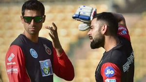 IPL 2020: ആര്‍സിബി ചെയ്യുന്ന ഏറ്റവും വലിയ വിഡ്ഢിത്തം ചൂണ്ടിക്കാട്ടി നെഹ്‌റ, അതു നിര്‍ത്തിയേ തീരൂ