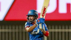 IPL 2020: സെവാഗിനെ കണ്ടു പഠിക്കൂ- ഫോം വീണ്ടെടുക്കാന്‍ പൃഥ്വി ചെയ്യേണ്ടത്, മഞ്ജരേക്കര്‍ പറയുന്നു