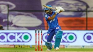 IPL 2020: പടിക്കല്‍ കാലിടറി ബാംഗ്ലൂര്‍ — ഡല്‍ഹിക്ക് ജയം, പ്ലേ ഓഫ് യോഗ്യത