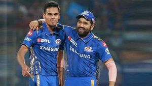 IPL 2020: രാഹുല്‍ ചഹാറിനെ ചേര്‍ത്ത് നിര്‍ത്തി രോഹിത്, നായകന്റെ കരുതലിന് കൈയടി