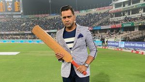 IND vs AUS Test: 'സാഹ മോശം ബാറ്റ്‌സ്മാന്‍, റിഷഭ് മോശം കീപ്പര്‍'; ഇത് തെറ്റായ പ്രചരണം- ആകാശ് ചോപ്ര