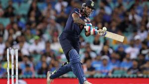 IND vs AUS: അപൂര്‍വ്വ റെക്കോര്‍ഡുമായി ധവാന്‍, റെയ്‌നയുടെ കസേര തെറിച്ചു! ധോണിക്കും രക്ഷയില്ല