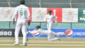 Pak Vs SA 1st Test: ദക്ഷിണാഫ്രിക്ക 220ന് പുറത്ത്, പാകിസ്താനും ബാറ്റിങ് തകര്‍ച്ച