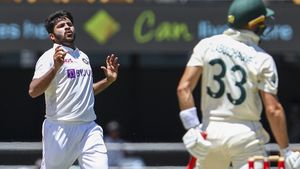 IND vs AUS: ഗബ്ബയിലെ ആദ്യ പന്തില്‍ത്തന്നെ വിക്കറ്റ്, ഗംഭീര തുടക്കവുമായി ശര്‍ദുല്‍ ഠാക്കൂര്‍
