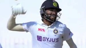 IIND vs ENG: സെഞ്ച്വറി തികച്ചത് സിറാജോ? വൈറലായി ആഹ്ലാദപ്രകടനം- പ്രതികരിച്ച് അശ്വിന്‍