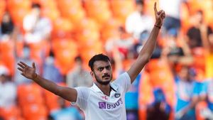 IND vs ENG: അമ്പമ്പോ അക്ഷര്‍! പിങ്ക് ബോളിലെ പുതിയ കിങ്- കമ്മിന്‍സിനെ മറികടന്നു