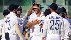 IND vs ENG: അരങ്ങേറ്റത്തില്‍ അഞ്ച് വിക്കറ്റുമായി അക്ഷര്‍, ദോഷിക്ക് ശേഷം ഇതാദ്യം