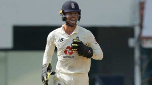 IND vs ENG: ഇത് ഇംഗ്ലണ്ടിന്റെ ധോണി! വിക്കറ്റിനു പിന്നില്‍ പിറന്നാളാഘോഷം- ഹീറോയായി ഫോക്‌സ്