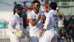 IND vs ENG: ഇംഗ്ലണ്ടിനെ 205ലൊതുക്കി, ഇന്ത്യക്കു ഗില്ലിനെ ആദ്യ ഓവറില്‍ നഷ്ടം